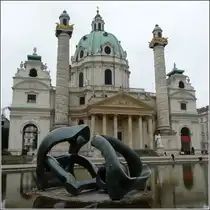Im Teich vor der Karlskirche steht die Plastik  Hill Arches  von Henry Moore. 02.10.2010