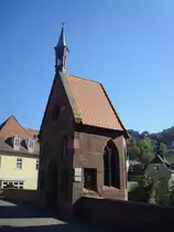 Calw im Schwarzwald,
auf der historischen Nikolausbr�cke steht die Nikolauskapelle, erbaut um das Jahr 1400, der Innenraum wurde 2004 umfassend renoviert, Br�cke und Kapelle sind das Wahrzeichen der Stadt, Okt.2010