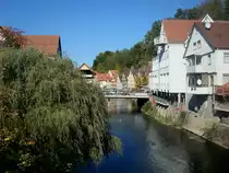 Calw im Schwarzwald, Blick von der Nikolausbr�cke flussabw�rts auf die Nagold, Okt.2010