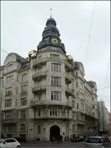 Dieses architektonische Kontrastprogramm zum Hundertwasser-KrawinaHaus ist nur eine Stra�enecke weiter zu bewundern. 02.10.2010