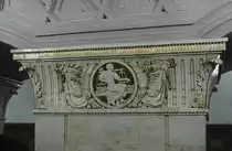 Bilder der Moskauer Metro, sie geh�rt zu den U-Bahn-Systemen mit den tiefsten Tunneln und prunkvollsten Bahnh�fen der Welt. Die Stationen sind mit ihrer teilweise sehr anspruchsvollen Architektur als unterirdische Pal�ste bekannt. Hier von der Stadion Novokuznetskaya eine Nahaufnahme von den Verzierungen einer der vielen S�ulen. Das Bild entstand am 10.09.2010.