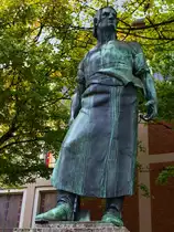 Der wehrhafte Schmied in Aachen. Der Schmied erschlug in der Gertrudisnacht im Jahr 1278, also in der Nacht vom 16./17. M�rz, Graf Wilhelm IV. von J�lich und seine S�hne Roland, Wilhelm und Wirich I. von Frentz. Der Graf ritt mit 469 bewaffneten Reitern im Gefolge in die freie Reichsstadt Aachen ein um f�r K�nig Rudolf I. von Habsburg Steuern einzutreiben. Der Sage nach soll der Schmied den Grafen und seine S�hne wortlos mit seinem schweren Eisenhammer erschlagen haben. Gegen�ber dem Denkmal gibt es eine Kneipe  zum wehrhaften Schmied  an der eine Tafel h�ngt die an den Anf�hrer der B�rgerwehr erinnert.