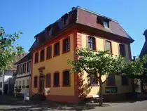 Zell am Harmersbach/Schwarzwald, die Alte Kanzlei, 1760 erbaut mit franz�sischem Mansardendach und glasierten Dachziegeln, bis 1934 wurden hier Rats-und Gerichtstage abgehalten, Okt.2010 