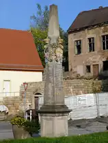 Postmeilens�ule (Distanzs�ule) aus dem Jahr 1727 (mehrfach instandgesetzt und restauriert) in K�nigstein / S�chsische Schweiz an der Einm�ndung Pfaffenberg in die Bielatalstra�e (vormals Platz der Jugend); 18.10.2010
