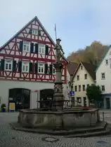 Horb am Neckar, der Platzbrunnen am Unteren Markt von 1482, er zeigt das Standbild von Erzherzog Ferdinand II.von �sterreich-Tirol, Okt.2010