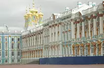 Der Name dieses Geb�udes geht auf Katharina I. zur�ck. Diese lie� 1718 von Johann Friedrich Braunstein den Sommerpalast (Katharinenpalast) errichten. Dieser befindet sich in Puschkin, einer Stadt etwa 25 km s�dlich von Sankt Petersburg. Fr�her war der Katharinenpalast die Residenz des Zaren. Hier befindet sich auch das Bernsteinzimmer. Hier die Parkseite des Palastes. Gesehen am 19.09.2010.