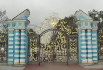 Ein Blick zum Parkeingangstor des Katharinenpalastes. Dieser befindet sich in Puschkin, etwa 25 km s�dlich von Sankt Petersburg. Hier befindet sich auch das Bernsteinzimmer. Gesehen am 19.09.2010. 

