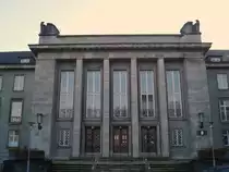 Selten in Hamburg: Neoklassizistische Architektur der 30er Jahre. 1937 f�r die Wehrmacht errichtet, nach dem Krieg vom britischen Geheimdienst genutzt, dann Standortkommandantur der Bundeswehr, demn�chst Domizil f�r Luxuswohnungen. Sophienterrasse, 13.12.2009