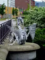 Wie durch ein Wunder erhalten: Skulptur an der Banksbr�cke - im von den Bombenangriffen im zweiten Weltkrieg fast v�llig zerst�rten Hamburger Stadtteil  Hammerbrook. 6.6.2009