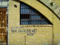 Die Schatten der Vergangenheit: Alte Inschrift auf einem Stadtbahnbogen in der N�he des Berliner Bahnhofs Friedrichstra�e. PGH bedeutete in der DDR: Produktionsgenossenschaft des Handwerkes - ergo: eine Autowerkstatt. 17.7.2008
