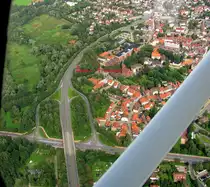 Im August 2010 �berfliegen wir den Westrand der Stadt Peine, links liegt die Fuhseniederung, dadurch geht die Westumgehung welche nach oben in die Celler Stra�e �bergeht. Rechts unten sind die Stra�en der Kniepenburg, der Schlo�stra�e und des Dammes. Rechts von der kathl.Kirche,auf dem ehemaligem Burgberg, ist der Amtshof zu sehen.Etwas oberhalb der Kirche steht die Burgschule und das Ratsgymnasium.  