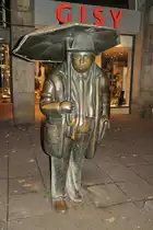 MANN mit Regenschirm, in der Innenstadt von Hannover (Am Kr�pcke/Georgstra�e). Foto vom 31.10.2010.