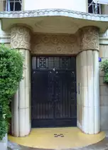 Eingangsportal im Stil des Art Deco, �stlicher Vorort von Cannes. 13.4.2010
