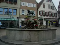 Vaihingen an der Enz, auf dem Marktplatz steht dieser Brunnen von 1947 mit der Inschrift  Lasset die Sonne nicht �ber Euren Zorn untergehen  Okt.2010
