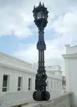 Jugendstil-Leuchte vor dem ehemaligen Heilbad am Strand von Cadiz. 20.9.2010
