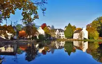 Burg Flamersheim (Euskirchen) im Herbst mit Spiegelung im See - 31.10.2010