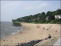 Ein Sandstrand beim Hamburger Stadtteil Oevelg�nne. (Juli 2005)