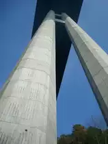 Neckartalbr�cke bei Weitingen, diese achteckigen Doppelstahlbetonpfeiler stehen jeweils an den Talseiten und recken sich 127m hoch und tragen die 32m breite Fahrbahn der Autobahn A81, Okt.2010