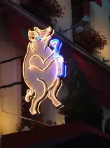 Neon-Reklame f�r ein traditionelles Bistro im Pariser Hallen-Bezirk. 14.7.2009