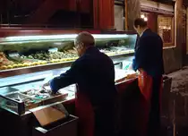 Austern �ffnen auf der Stra�e - Tradition in Frankreich, nicht nur im Sommer, und nicht nur - wie hier - in Paris am Place Bastille. 12.7.2007 