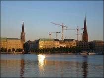 Abendstimmung an der Hamburger Binnenalster, mit Blick auf die H�user am Ballindamm. (Juli 2005)