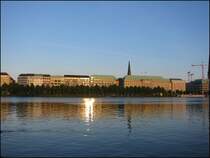 Abendstimmung an der Hamburger Binnenalster, mit Blick auf die H�user am Ballindamm. (Juli 2005)