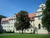 Zwiefalten in Oberschwaben, die Klostergeb�ude des ehemaligen Benediktinerklosters, gestiftet 1089, aufgel�st 1802, heute Psychatriezentrum, Sept.2010