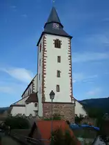 Gernsbach im Schwarzwald, die katholische Liebfrauenkirche steht an der h�chsten Stelle der Altstadt, der Turm diente im Mittelalter als Teil der Stadtmauer, Aug.2010