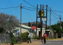 Tows River, mitten im Quartier steht irgendwo in luftiger Hoehe die Elektroverteilung. 08.12.2009
