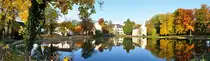 Burg Flamersheim (Euskirchen) mit Wasserspiegelung an einem sch�nen Herbsttag. Panoramabild aus 3 Einzelaufnahmen. 31.10.2010