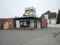 Alter NP-Markt in Lehrte/Feldstra�e. Dieser Laden wird ab M�rz 2011 geschlossen und er�ffnet dan in Ahlterstra�e 11 neu. Was dann  dan aus dem Markt wird steht noch in den Sternen. Foto vom 20.11.10