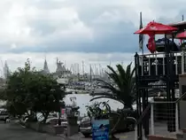 Zugang zum oeffentlichen, zivilen Hafen und der Waterfront. Im Hintergrund der Marinehafen. Simons Town, 20.11.2010
