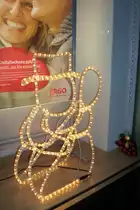 Weihnachtsbeleuchtung in einen Schsufenster eines Gesch�ftes im Lehrte am 29.11.2010 