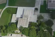 Die Heinz-Barth-Schule (Grund- und Hauptschule) des Dorfes Gr�nwettersbach, das in der N�he von Karlsruhe liegt, aus der Luft (05.09.10)