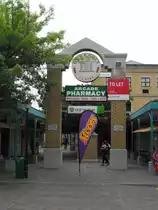 Das 'Oude Huis Centre' an der Main Road, das Tor zum (Einkaufs-) Paradies. Somerset West, 27.11.2010
