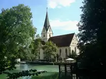 Blaubeuren, die gotische Klosterkirche mit dem m�chtigen Zentralturm im Langhaus, Baumeister Peter von Koblenz hat sie 1510 fertiggestellt, davor der Blautopf, Sept.2010