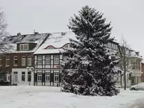 Grevesm�hlen; der winterliche Marktplatz im weihnachtlichen Ambiente im Jahre 2009