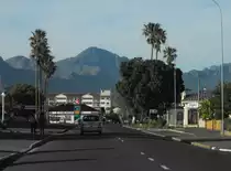 XDer Beginn der Mainroad in Strand, aufgenommen in Richtung Nord-Ost. Im Hintergrund die Hottentots Berge. Strand, 05.09.2008