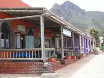 Restaurants und Boutiquen, Troedlerlaeden und Galerien. Das ist der touristische Teil der Hafenstrasse (Harbour Road) in Kleinmond! Kleinmond, 22.10.2010