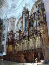 Ottobeuren im Unterallg�u, die barocke Chororgel von 1766 trohnt �ber einem der sch�nsten Chorgest�hle in S�ddeutschland, die linke Chorseite ist ebenso gestaltet, Aug.2010