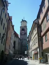 Memmingen in Oberschwaben, die denkmalgesch�tzte Stadtpfarrkirche St.Martin, die dreischiffige Basilika mit dem markanten 65m hohen Turm wurde 1325 begonnen und um 1500 vollendet, Aug.2010