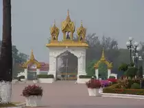 M�rz 2010 in Vientiane der Hauptstadt der Demokratischen Volksrepublik Laos. Ein Eingangstor in der Bereich der k�niglichen Stupa, dem Pha That Luang