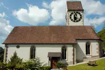 Stallikon, reformierte Kirche. 1444-48 neu erbaut anstelle der im alten Z�richkrieg abgebrannten, dem hl. Stephan geweihten Kirche von 1439. Polygonaler Chor (r.) von 1482. N�rdlicher Chorflankenturm mit runden und spitzbogigen Schall�ffnungen. Turmuhr nach Vorbild der Kirche St. Peter in Z�rich. 22. Mai 2010, 15:57