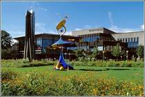 1999 wurde im Schlossgarten zwischen Schloss und Stadthalle Osnabr�ck die farbenfrohe und durch Solarzellen angetriebene Skulptur  Solara  der schweizerischen K�nstlerin Claire Ochsner aufgestellt. Scan eines Dias aus dem Jahr 2002.