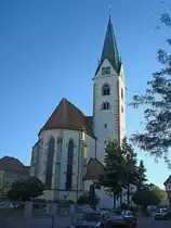 Bad Saulgau in Oberschwaben, Stadtkirche St.Joh.Baptist, Ostseite mit Chor und Turm, die hochgotische Pfeilerbasilika mit romanischen und gotischen Elementen geht zur�ck auf 1170, von 1390-1402 erweitert, Aug.2010