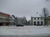 Grevesm�hlen, der verschneite Marktplatz mit dem Gasthof Altes Rathaus; ehem. Rathaus der Stadt im Winter 2009/2010