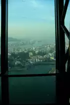 Im Jahr 2003 besuchte ich Macau. Im Dezember 2001 wurde der Macau Tower er�ffnet. Mit einem Aufzug kann der Besucher zur Aussichtsplatform in 223 Metern H�he fahren. Schon w�hrend der Fahrt genie�t man den Blick aus dem Aufzug auf die Stadt.