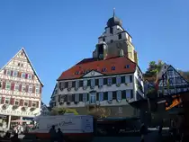 Herrenberg, das Rathaus von 1806 am Marktplatz, dahinter der Turm der Stiftskirche, die heute 32000 Einwohner z�hlende Stadt s�dlich von Stuttgart wurde im 13.Jahrhundert gegr�ndet, Okt.2010