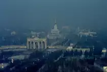 Blick auf das  All-Russia Exhibition Center  mit dem Haupteingangstor und dem zentralen Pavillon an einem kalten Wintertag im November 1984 