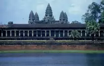 Der gr��te und am besten erhaltene Tempel in der antiken Tempelstadt von Angkor gab dieser auch seinen Namen: Angkor Wat. (Wat = Tempel). �ber 1.000 Tempel wurden zwischenzeitlich hier ausgegraben. - Mai 2006